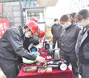 泰鋼共青團學(xué)雷鋒為職工義務(wù)維修家電