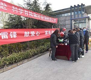 泰鋼共青團學(xué)雷鋒為職工義務(wù)維修家電