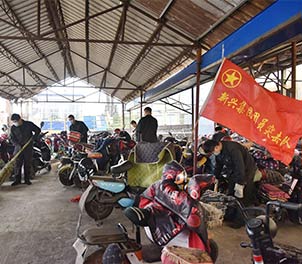 共青團義務(wù)打掃廠區(qū)衛(wèi)生