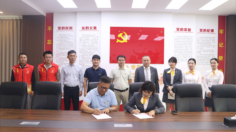 濟寧華都與濟寧高新區實驗學校開展黨建聯建合作暨國旗護衛隊服裝捐贈活動